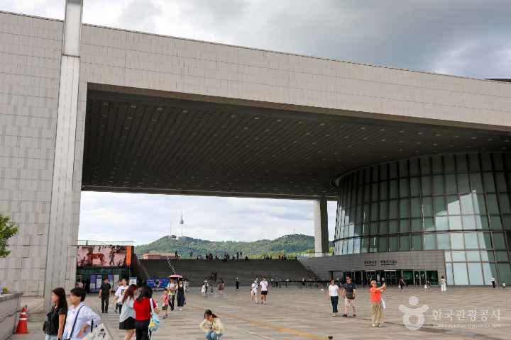 국립중앙박물관 열린마당과 건물 전경